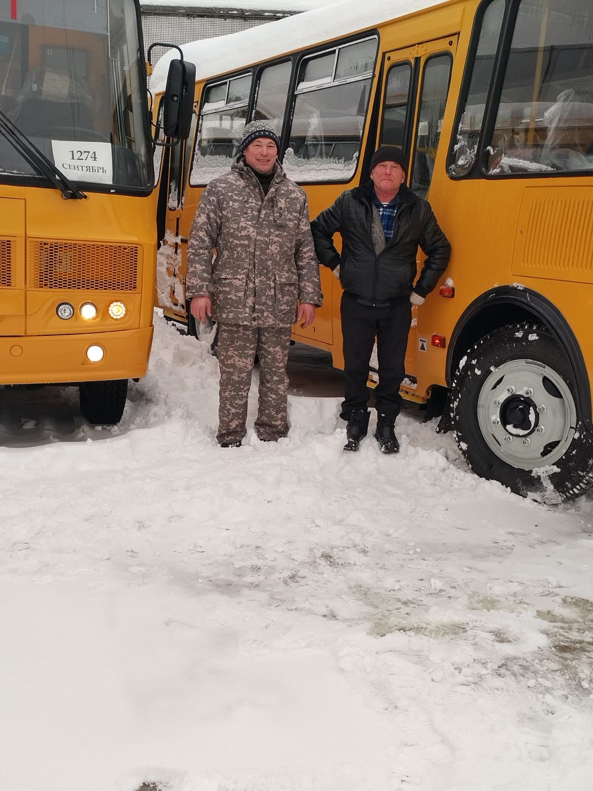 Школам  района передали новые автобусы