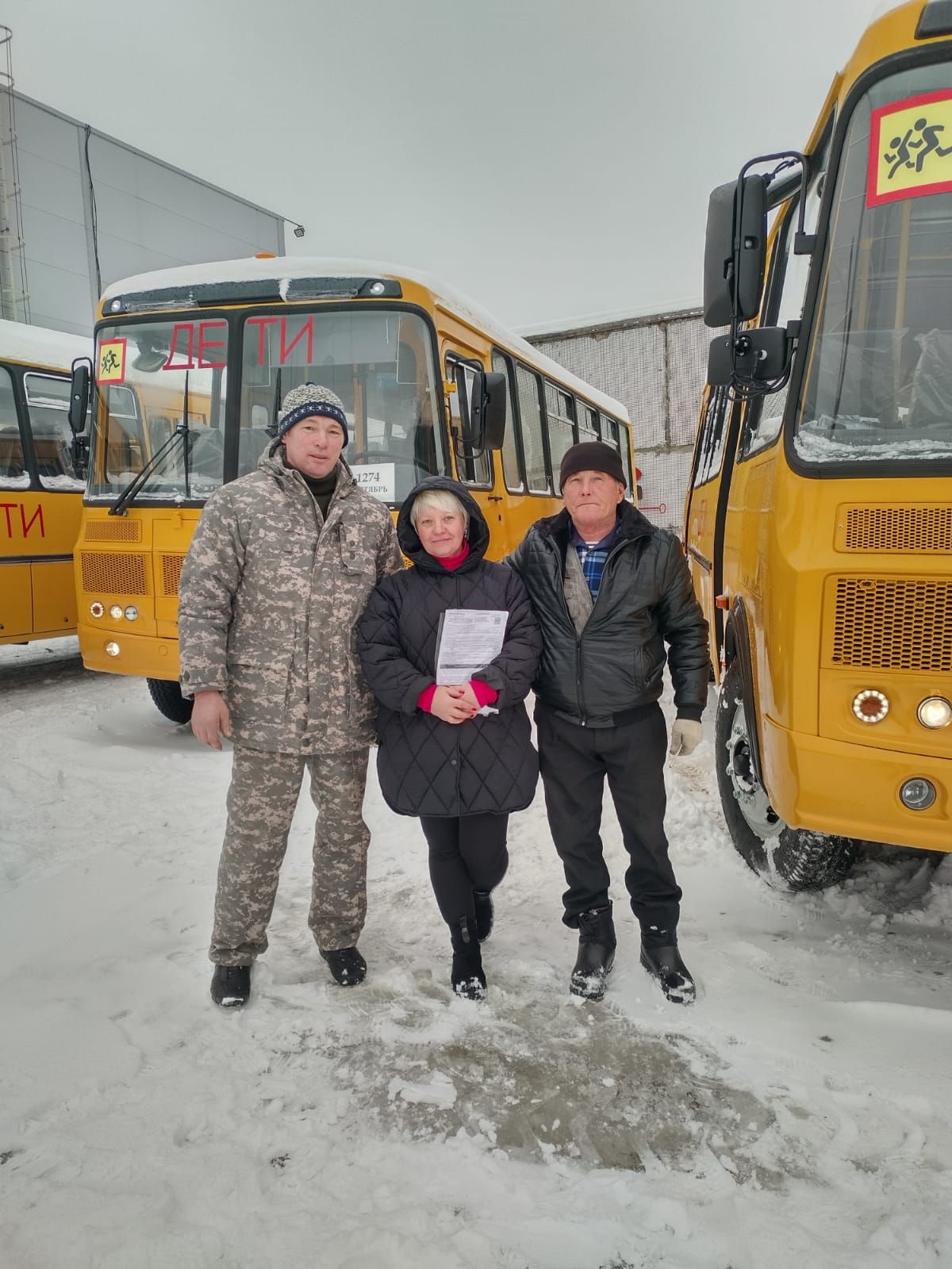 Школам  района передали новые автобусы