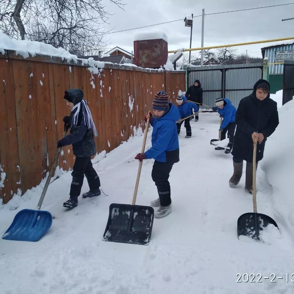 Дети из приюта "Ласка" помогли очистить двор одиноким пенсионерам