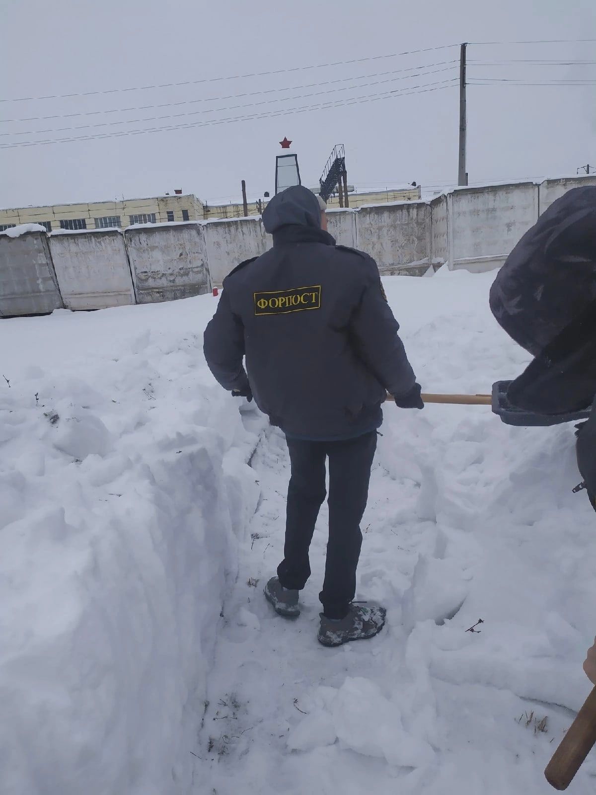 Активисты в Агрызе приняли участие в благоустройстве памятника Героям