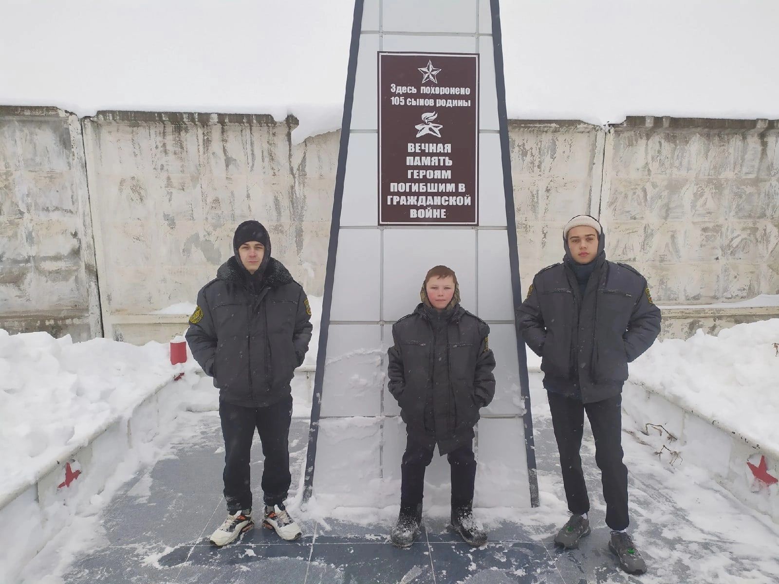 Активисты в Агрызе приняли участие в благоустройстве памятника Героям