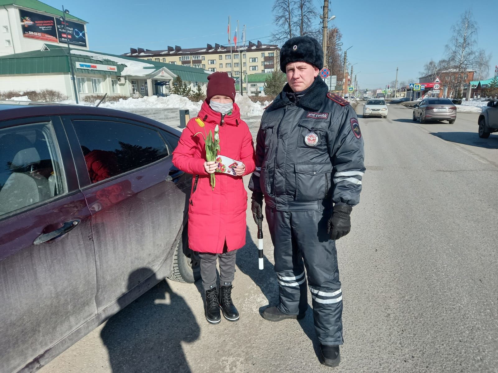 Инспекторы ГИБДД поздравили агрызских&nbsp;автоледи с 8 Марта