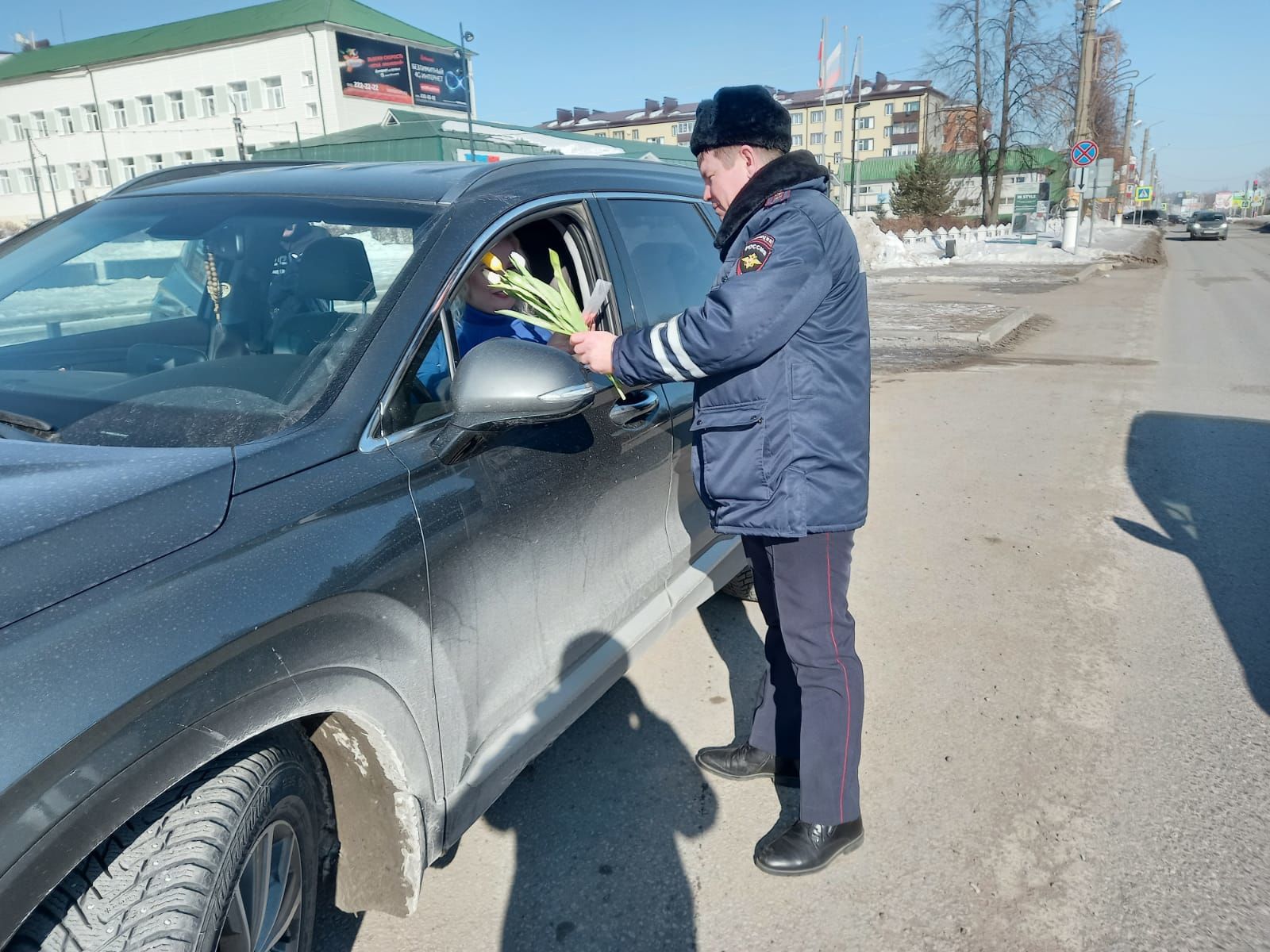 Инспекторы ГИБДД поздравили агрызских&nbsp;автоледи с 8 Марта