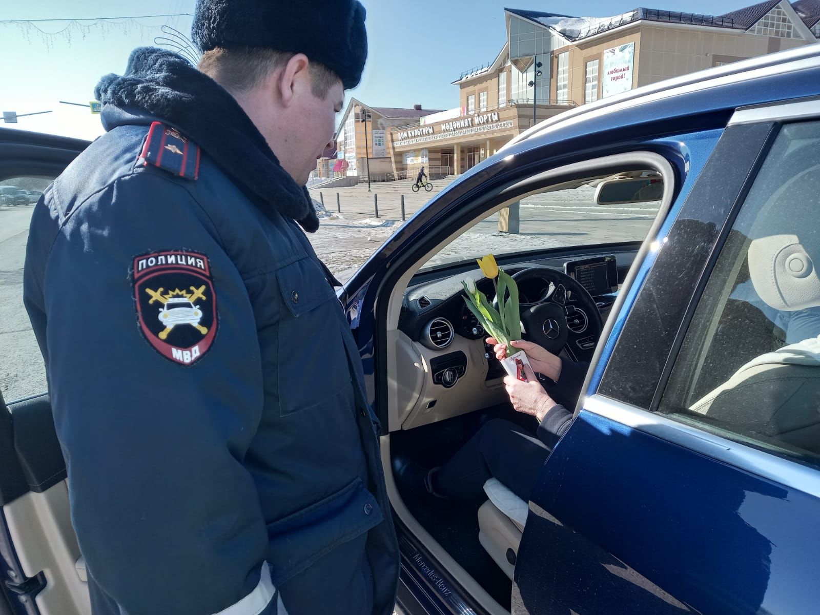 Инспекторы ГИБДД поздравили агрызских&nbsp;автоледи с 8 Марта