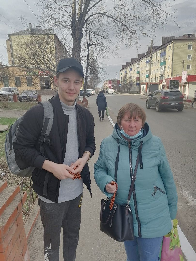 В Агрызе прохожим раздали символ Великой Победы