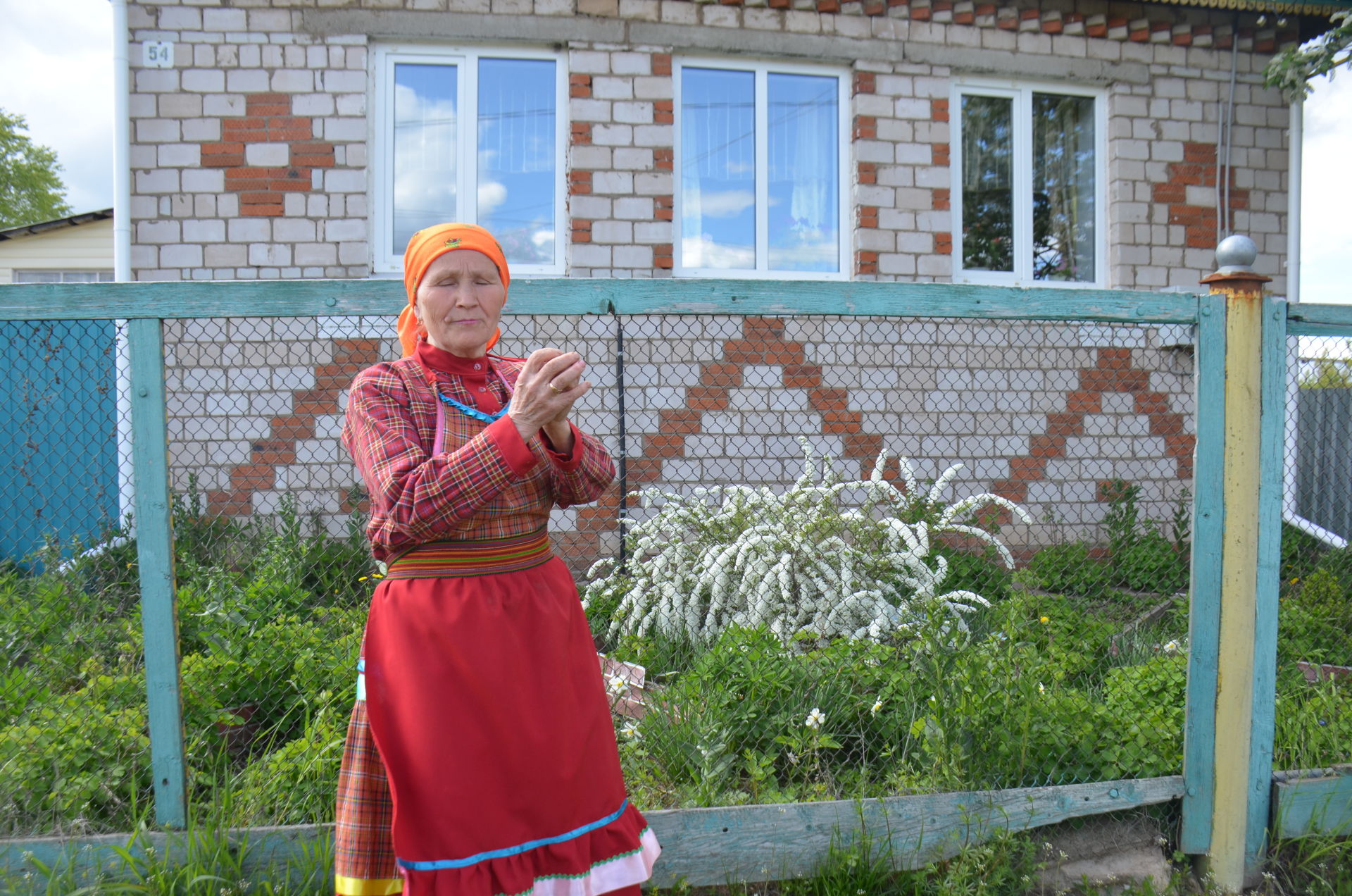 Мария Артемьева сшила к Семыку более сорока платьев