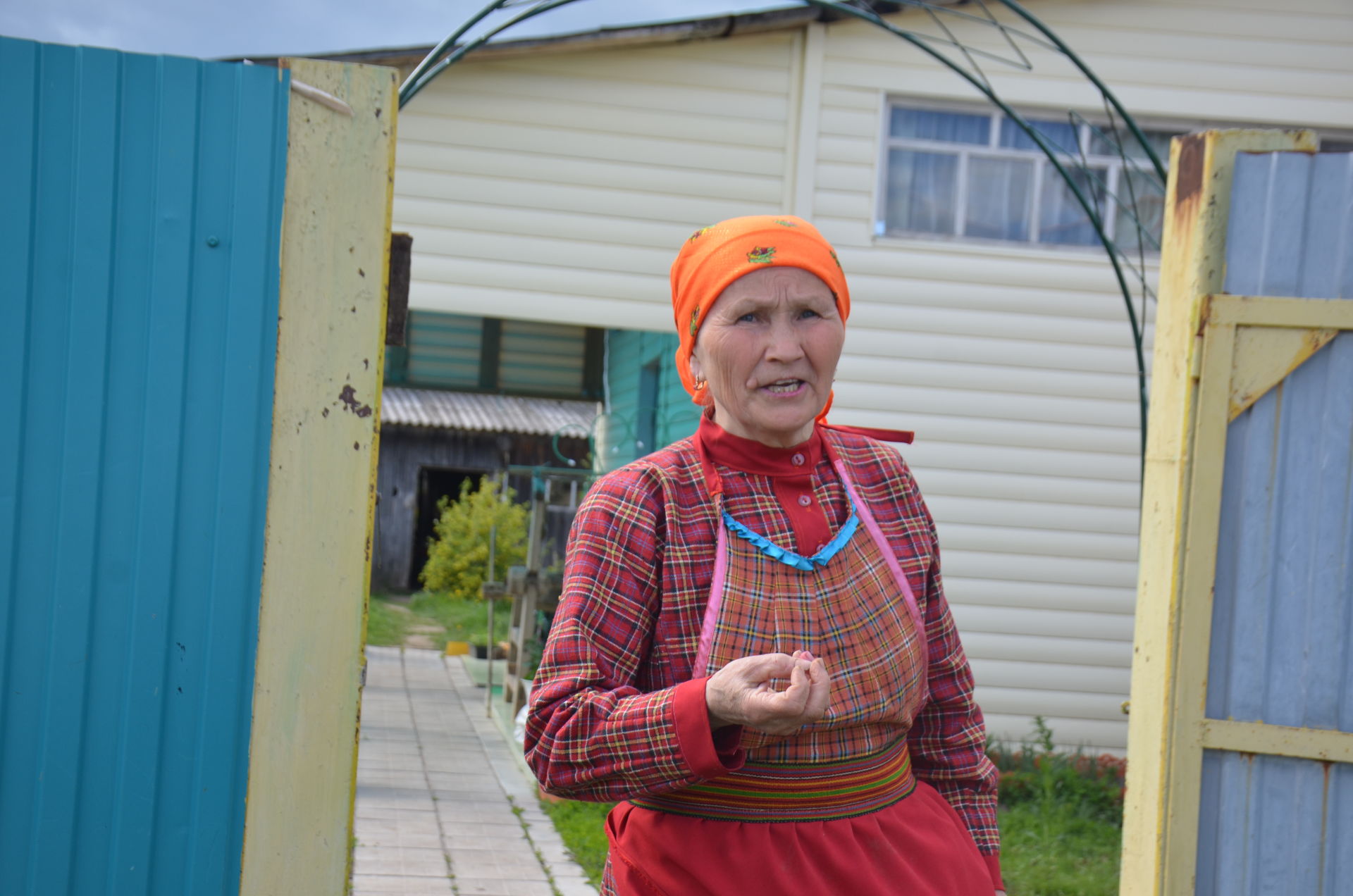 Мария Артемьева сшила к Семыку более сорока платьев