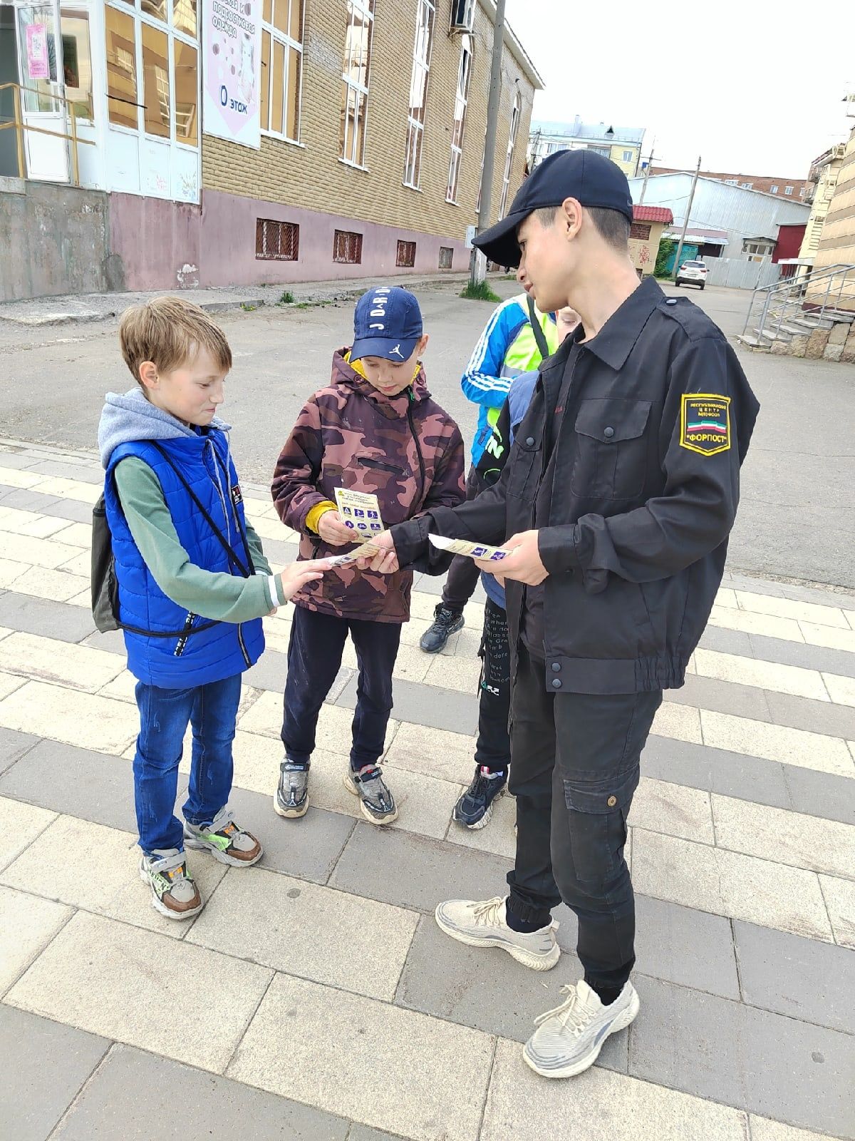 В Агрызе детям подарили светоотражающие значки