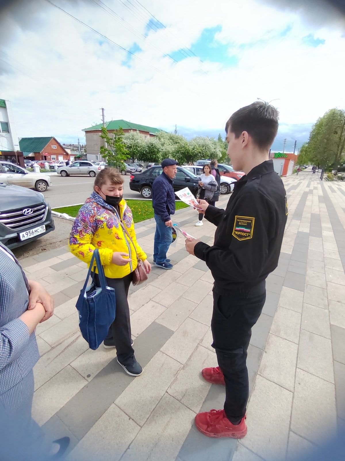 В Агрызе детям подарили светоотражающие значки