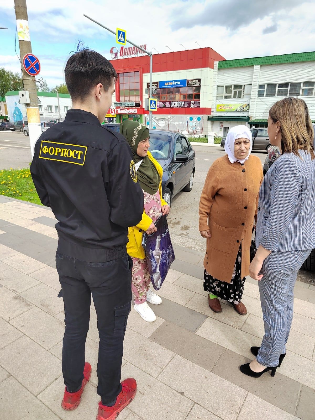 В Агрызе детям подарили светоотражающие значки