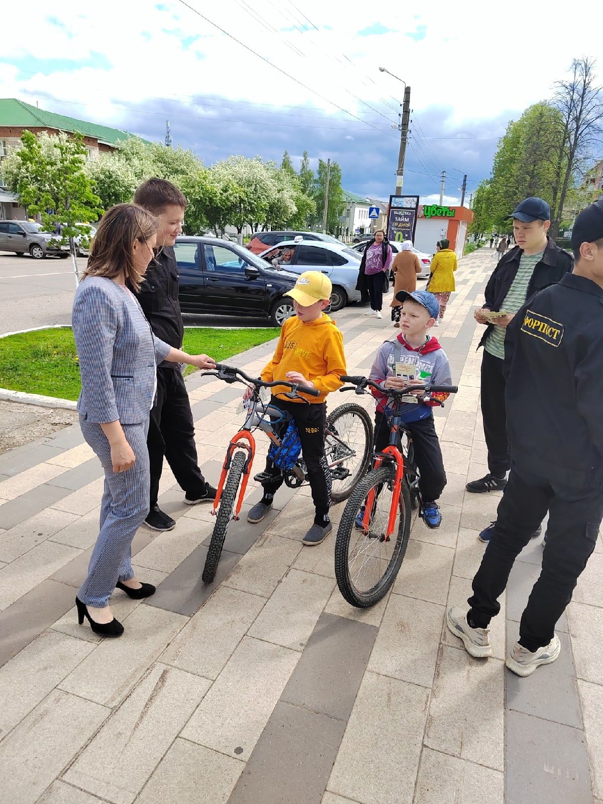 В Агрызе детям подарили светоотражающие значки