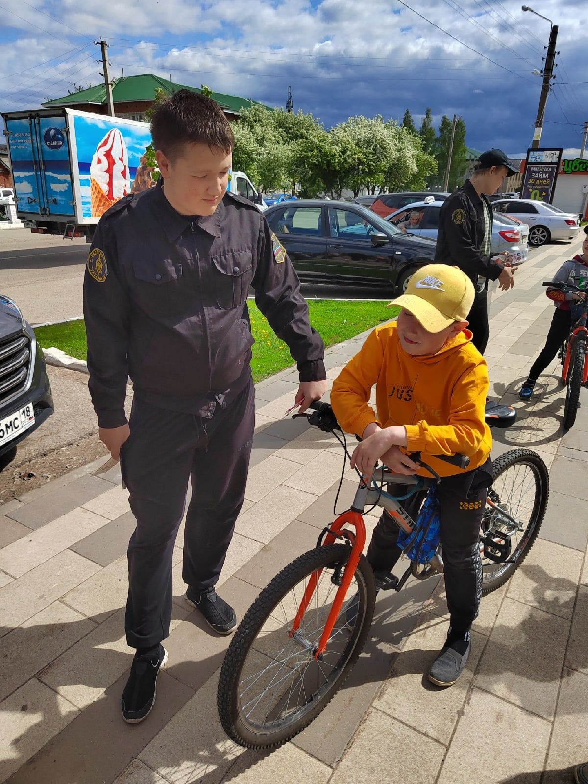 В Агрызе детям подарили светоотражающие значки