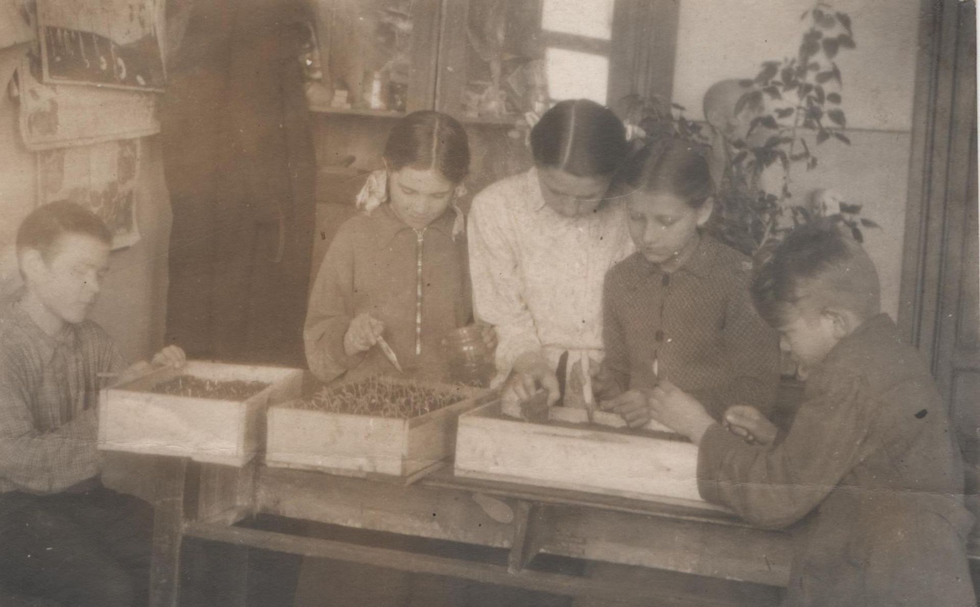 Музей Агрызского района делится ретро-фотографиями школьных лет