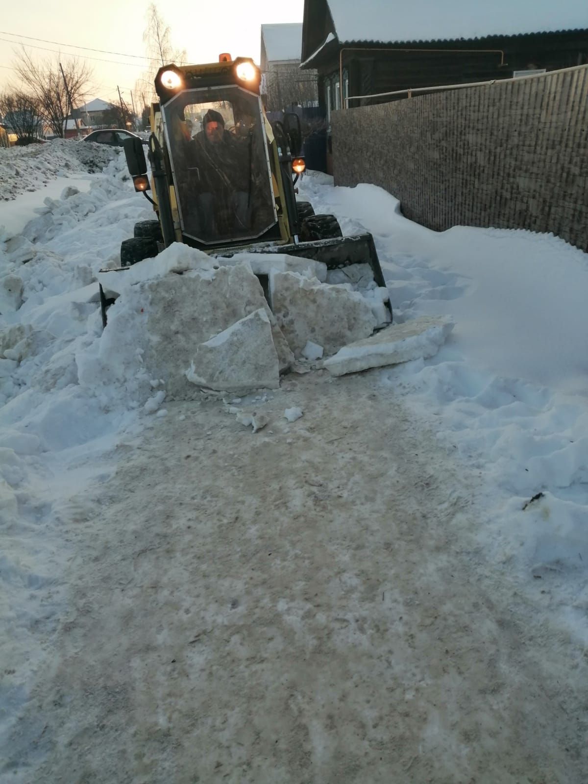 В Агрызе производится поэтапная расчистка снега