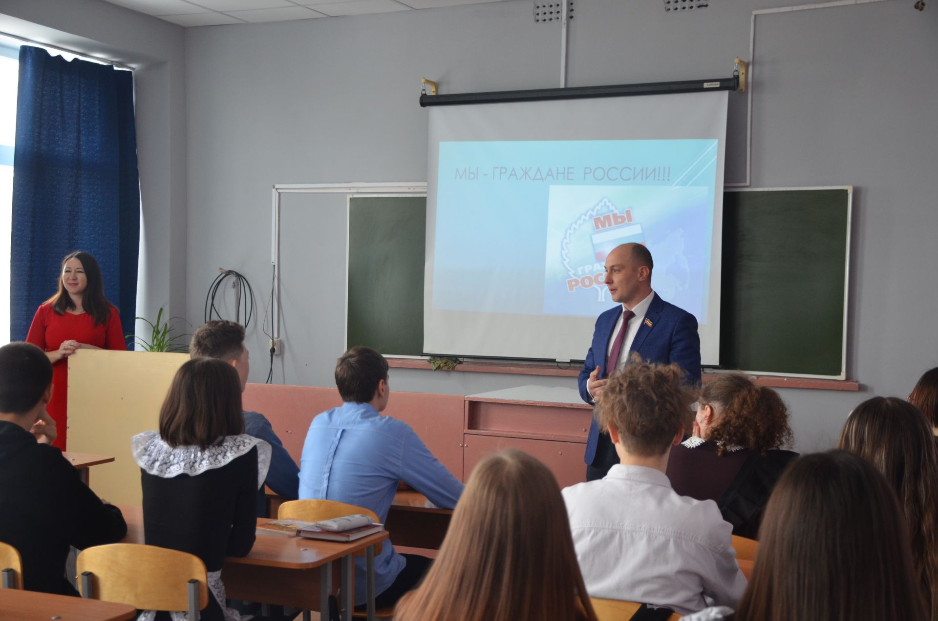 Эдуард Шарафиев и Айрат Зарипов провели Парламентский урок в школе №4 Агрыза