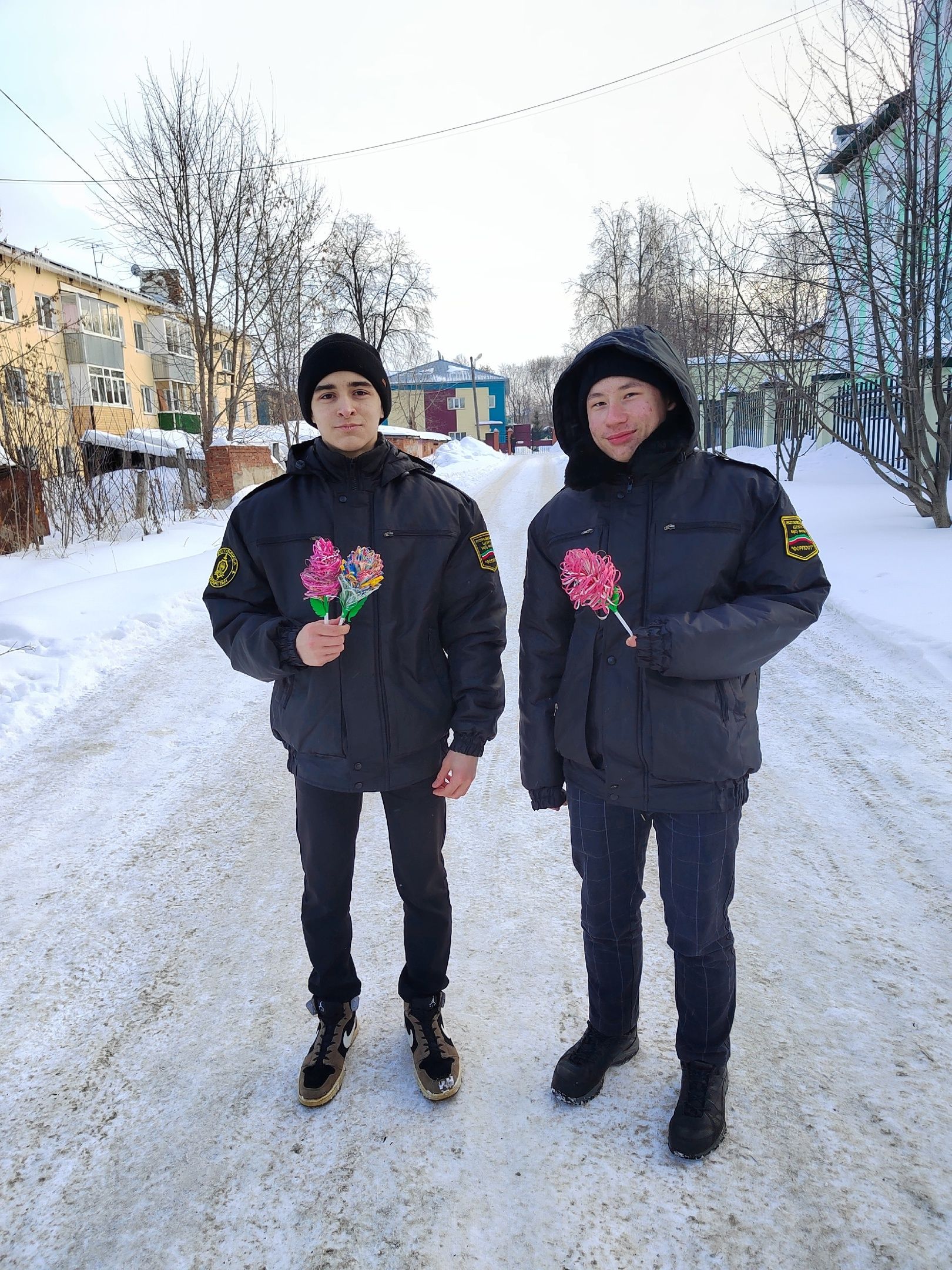 В Агрызе прохожим на улице дарили цветы (ФОТО)