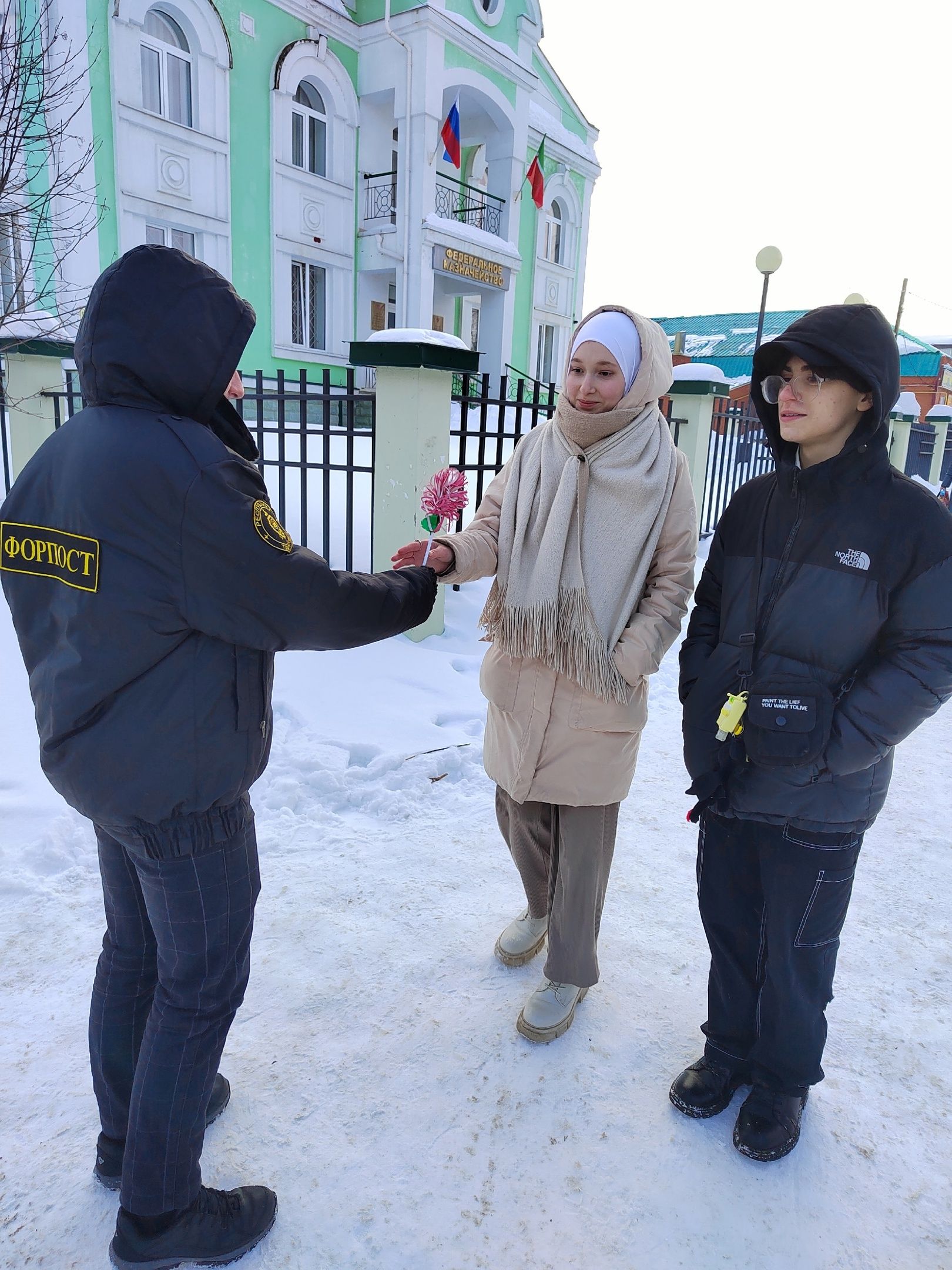 В Агрызе прохожим на улице дарили цветы (ФОТО)