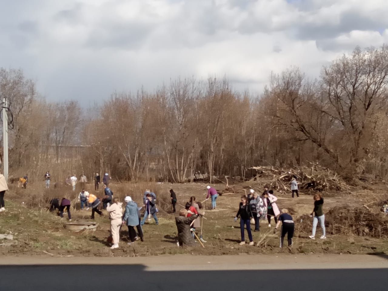 На общегородской субботник вышел весь Агрыз (ФОТОРЕПОРТАЖ)