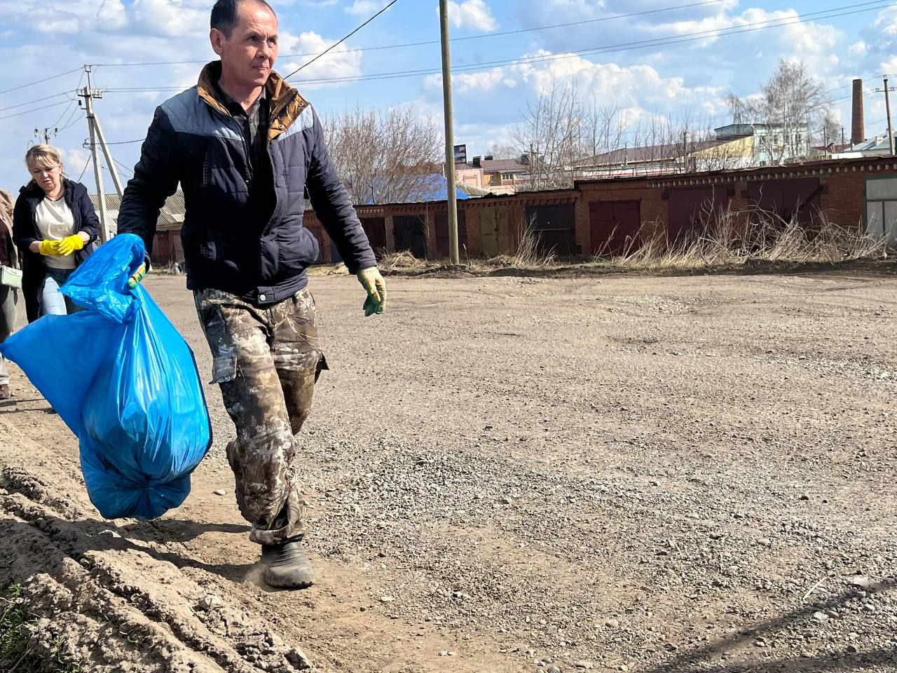 На общегородской субботник вышел весь Агрыз (ФОТОРЕПОРТАЖ)