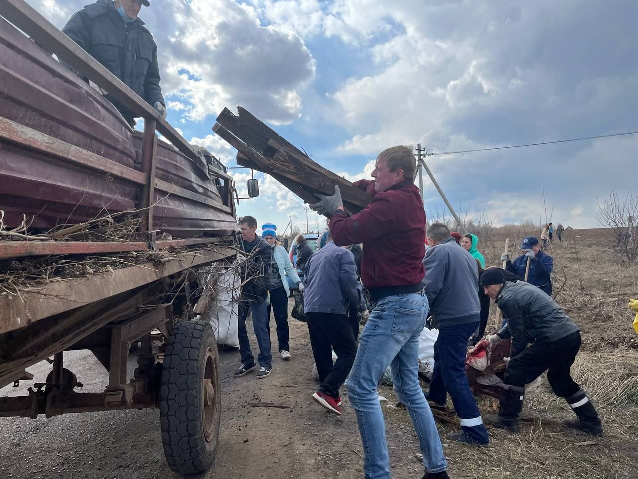 На общегородской субботник вышел весь Агрыз (ФОТОРЕПОРТАЖ)