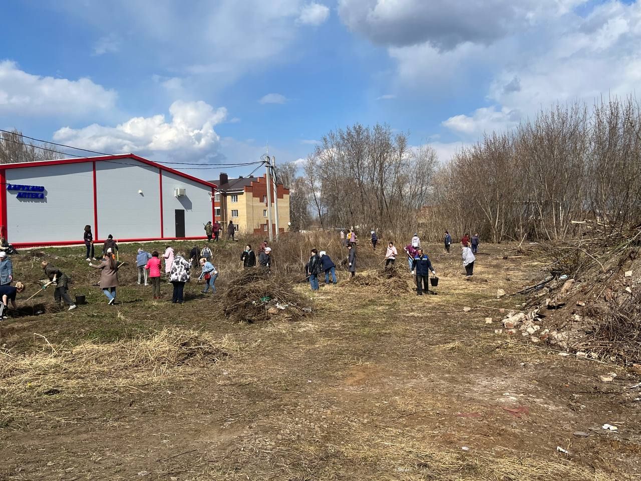 На общегородской субботник вышел весь Агрыз (ФОТОРЕПОРТАЖ)