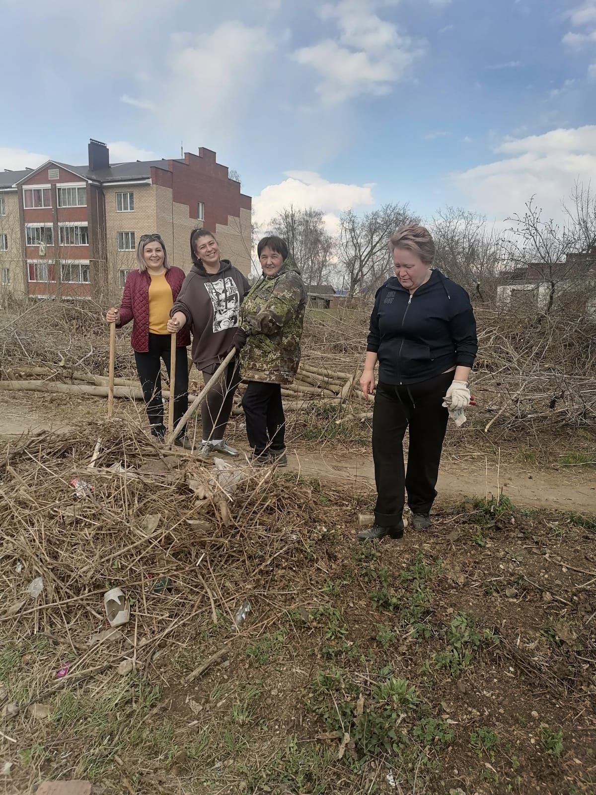 На общегородской субботник вышел весь Агрыз (ФОТОРЕПОРТАЖ)