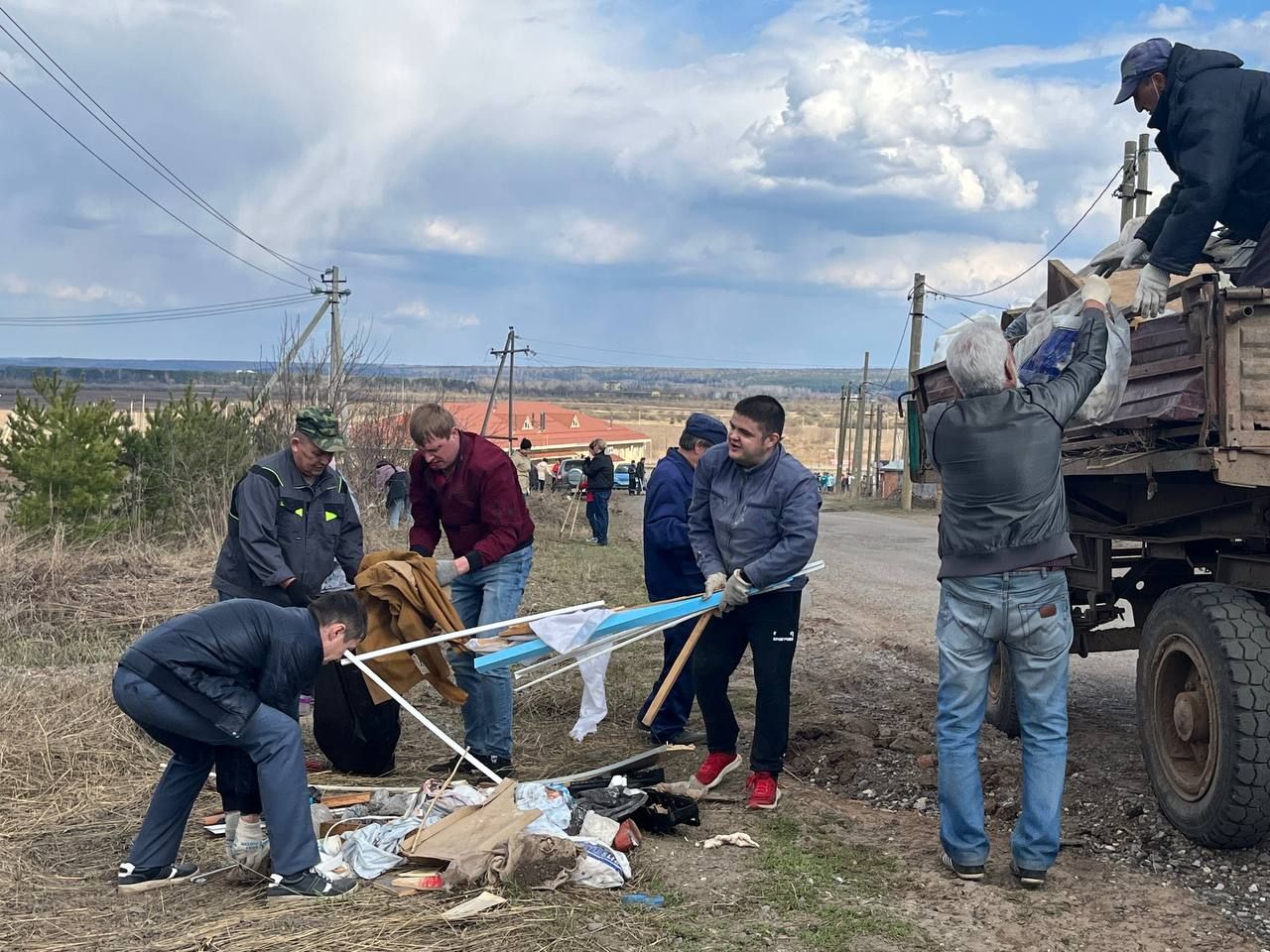 На общегородской субботник вышел весь Агрыз (ФОТОРЕПОРТАЖ)