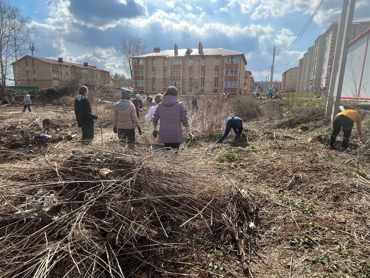 На общегородской субботник вышел весь Агрыз (ФОТОРЕПОРТАЖ)