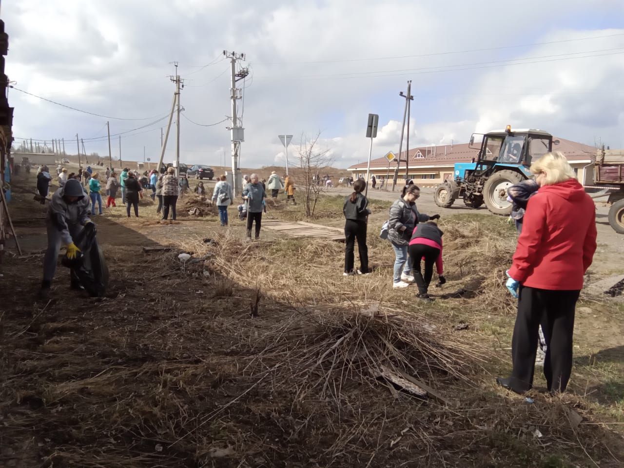 На общегородской субботник вышел весь Агрыз (ФОТОРЕПОРТАЖ)