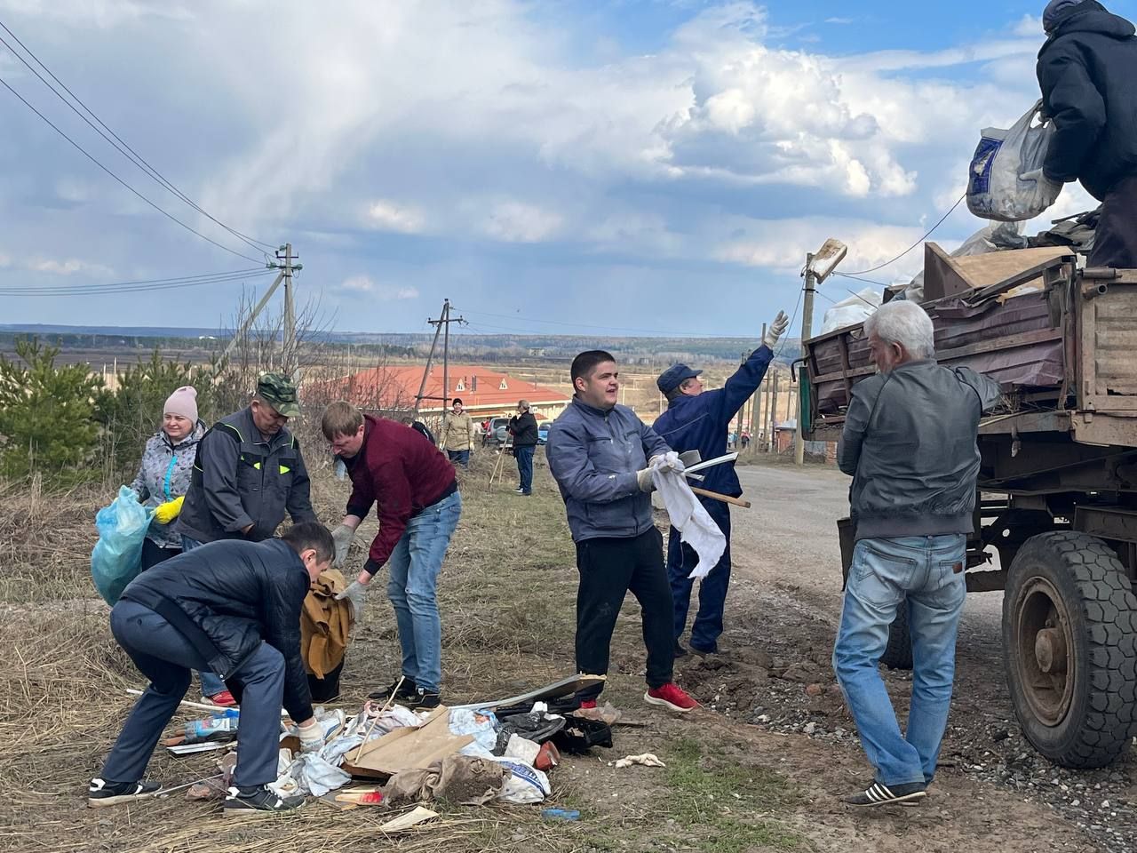 На общегородской субботник вышел весь Агрыз (ФОТОРЕПОРТАЖ)