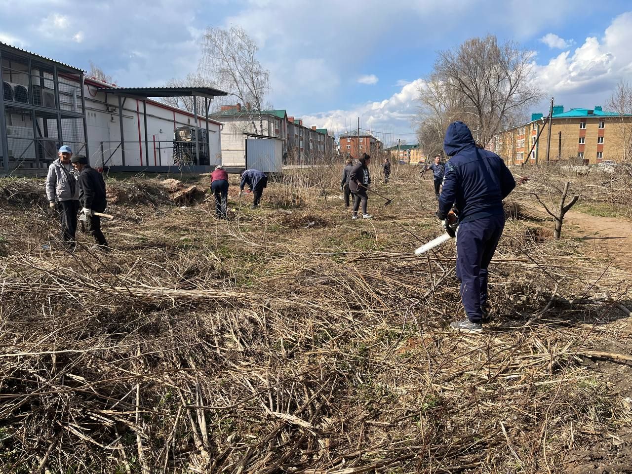 На общегородской субботник вышел весь Агрыз (ФОТОРЕПОРТАЖ)