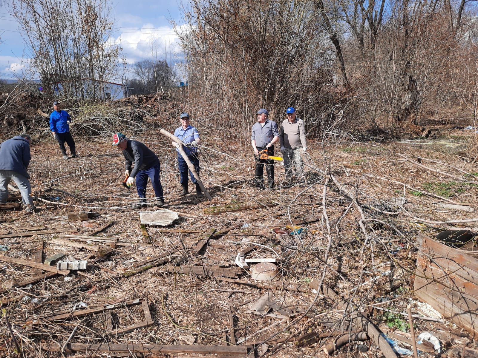 На общегородской субботник вышел весь Агрыз (ФОТОРЕПОРТАЖ)