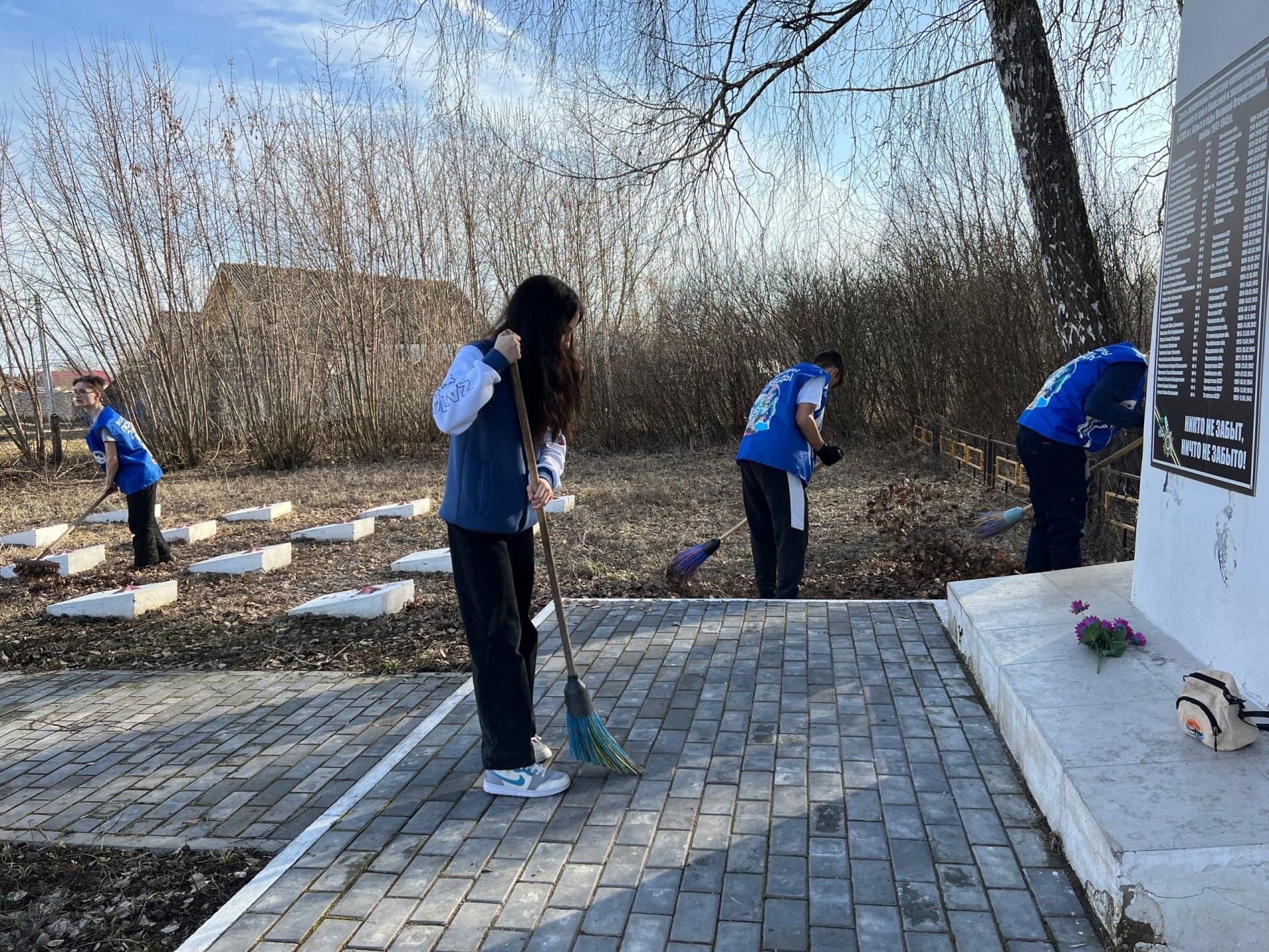 В Агрызе привели в порядок Братскую могилу