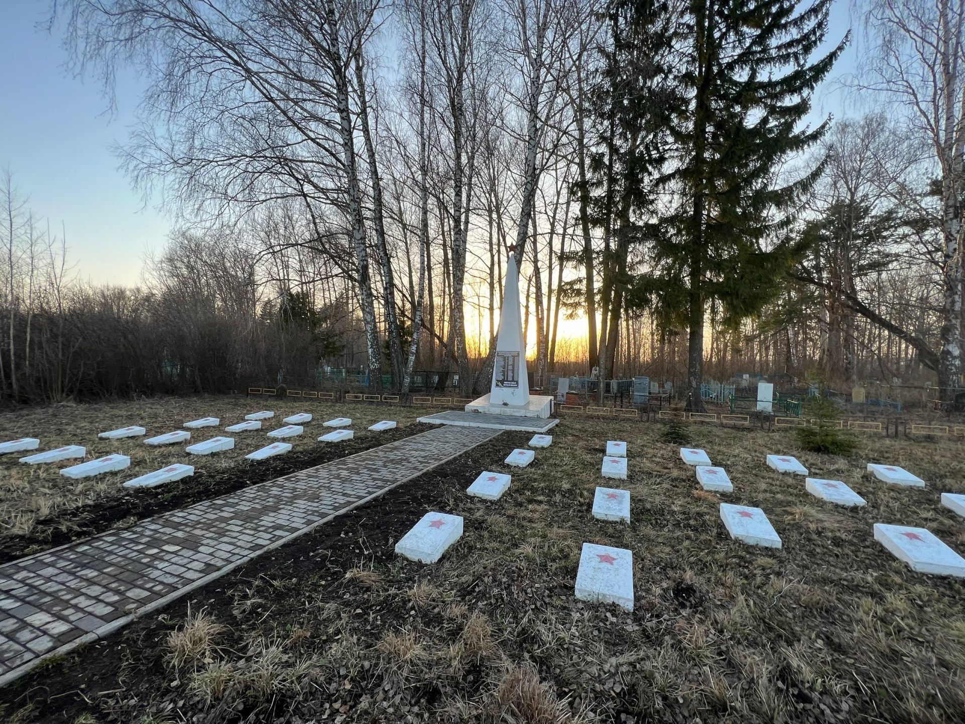 В Агрызе привели в порядок Братскую могилу