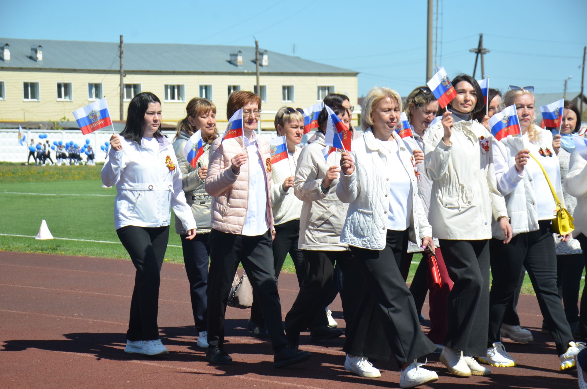 В День Победы агрызцы вышли на парад трудовых коллективов (ФОТОРЕПОРТАЖ)