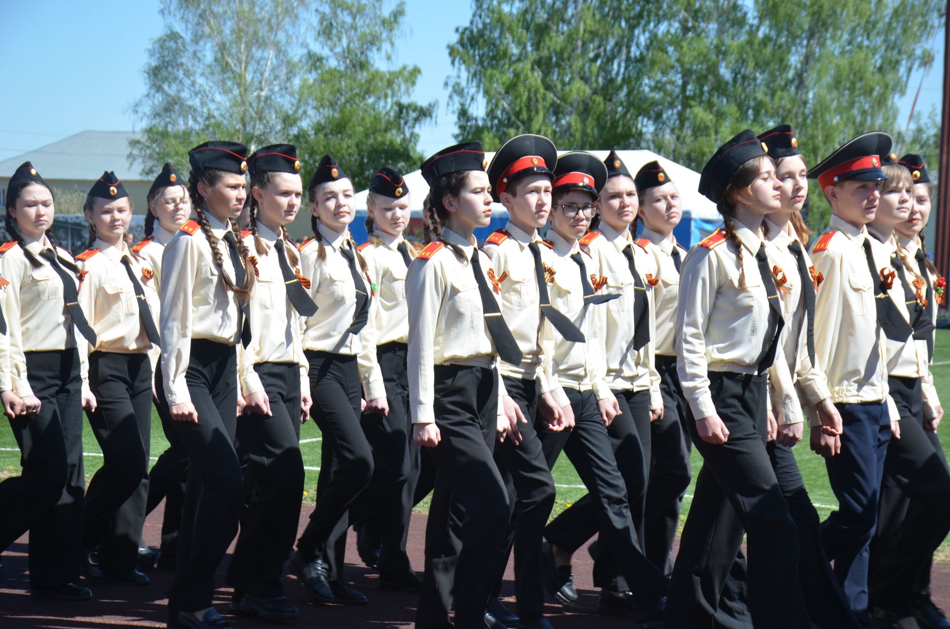 Юнармейцы несли Знамя Победы на празднике в Агрызе