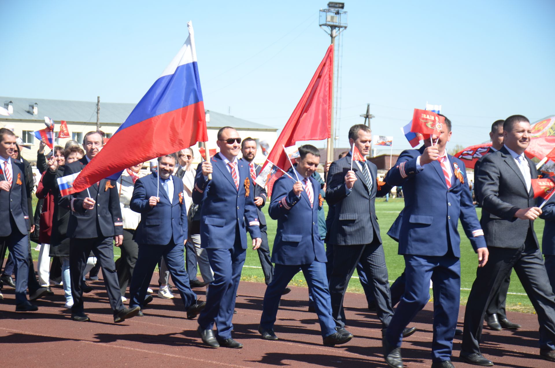 В День Победы агрызцы вышли на парад трудовых коллективов (ФОТОРЕПОРТАЖ)