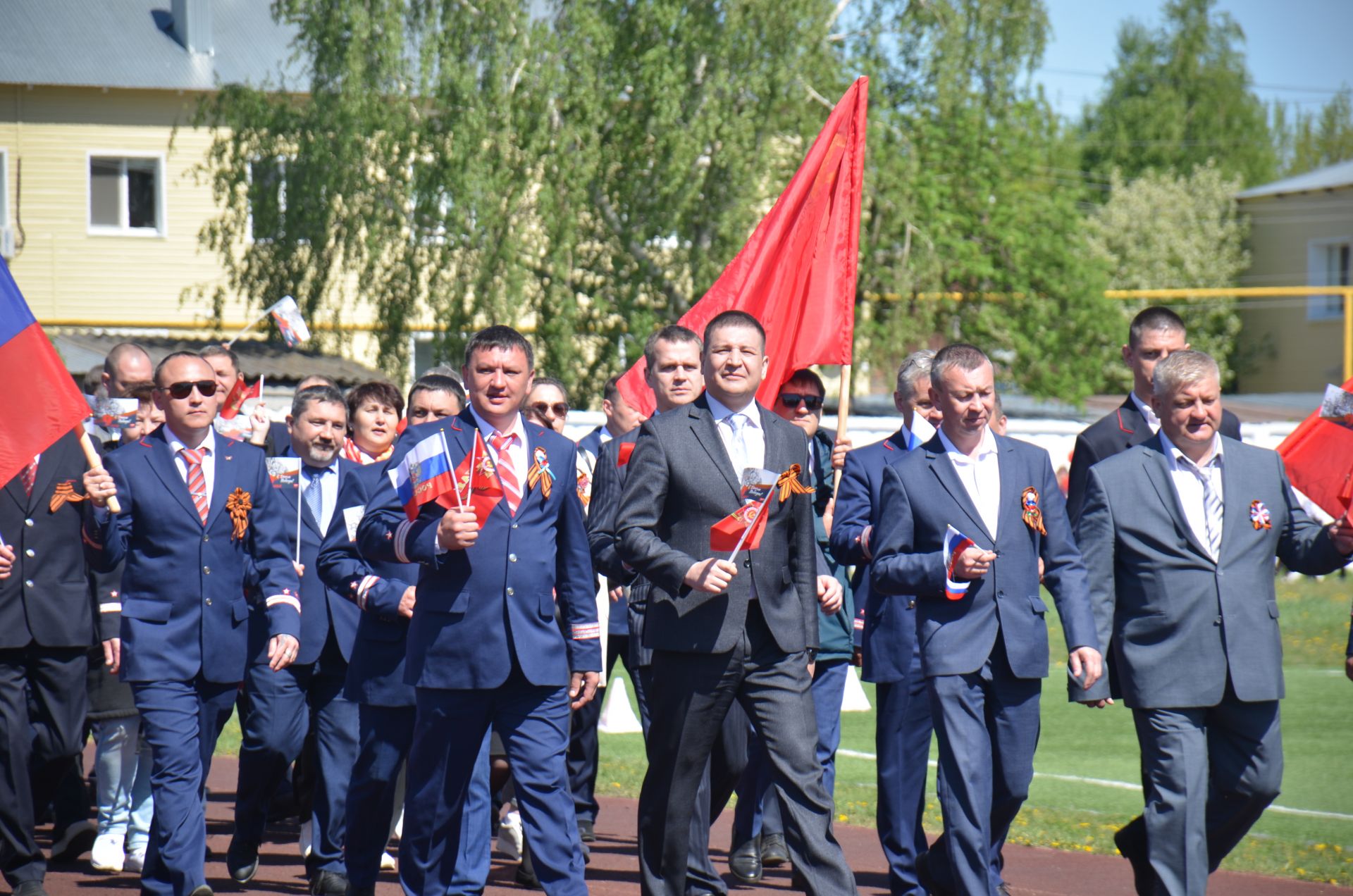 В День Победы агрызцы вышли на парад трудовых коллективов (ФОТОРЕПОРТАЖ)