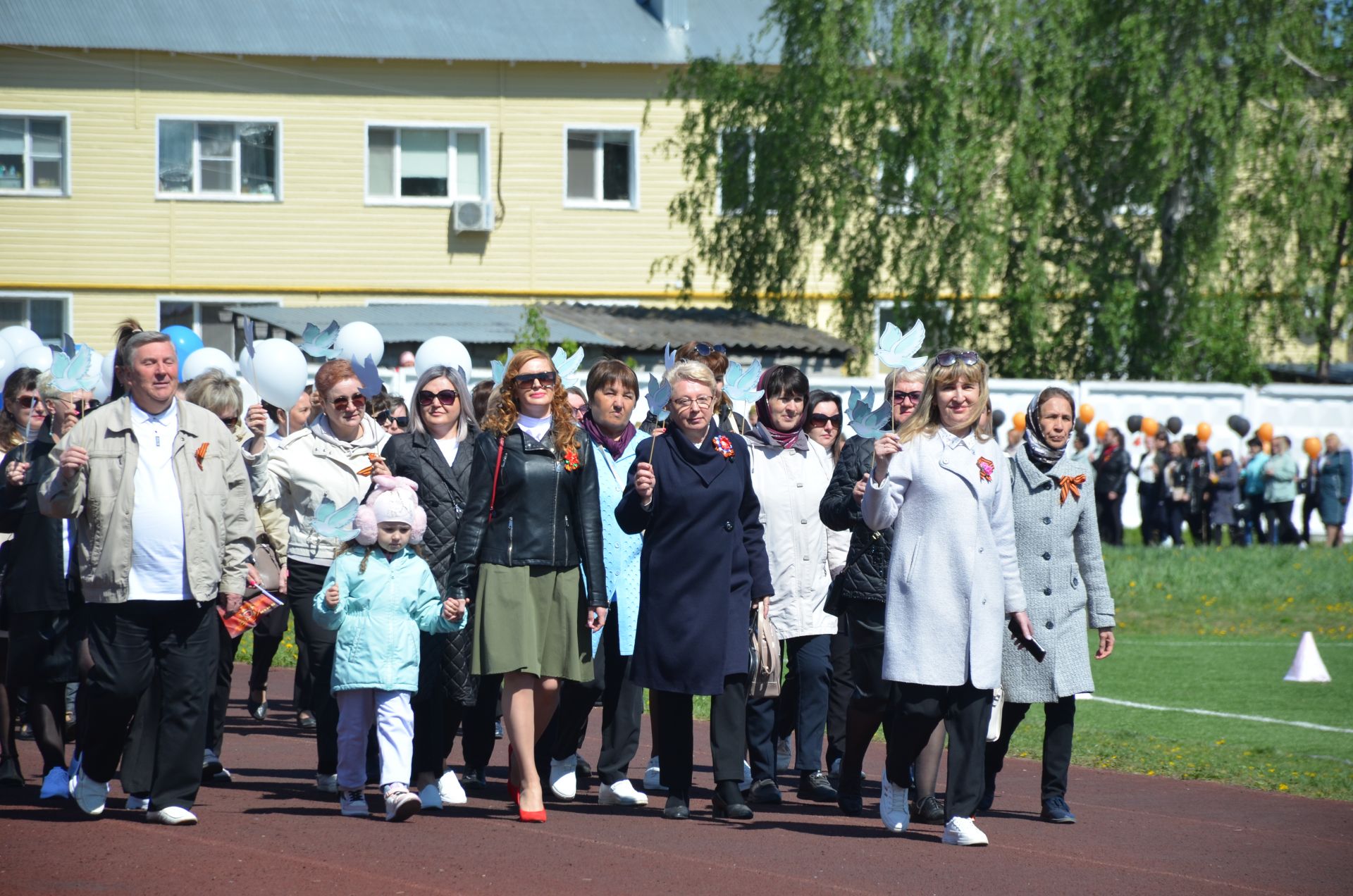 В День Победы агрызцы вышли на парад трудовых коллективов (ФОТОРЕПОРТАЖ)