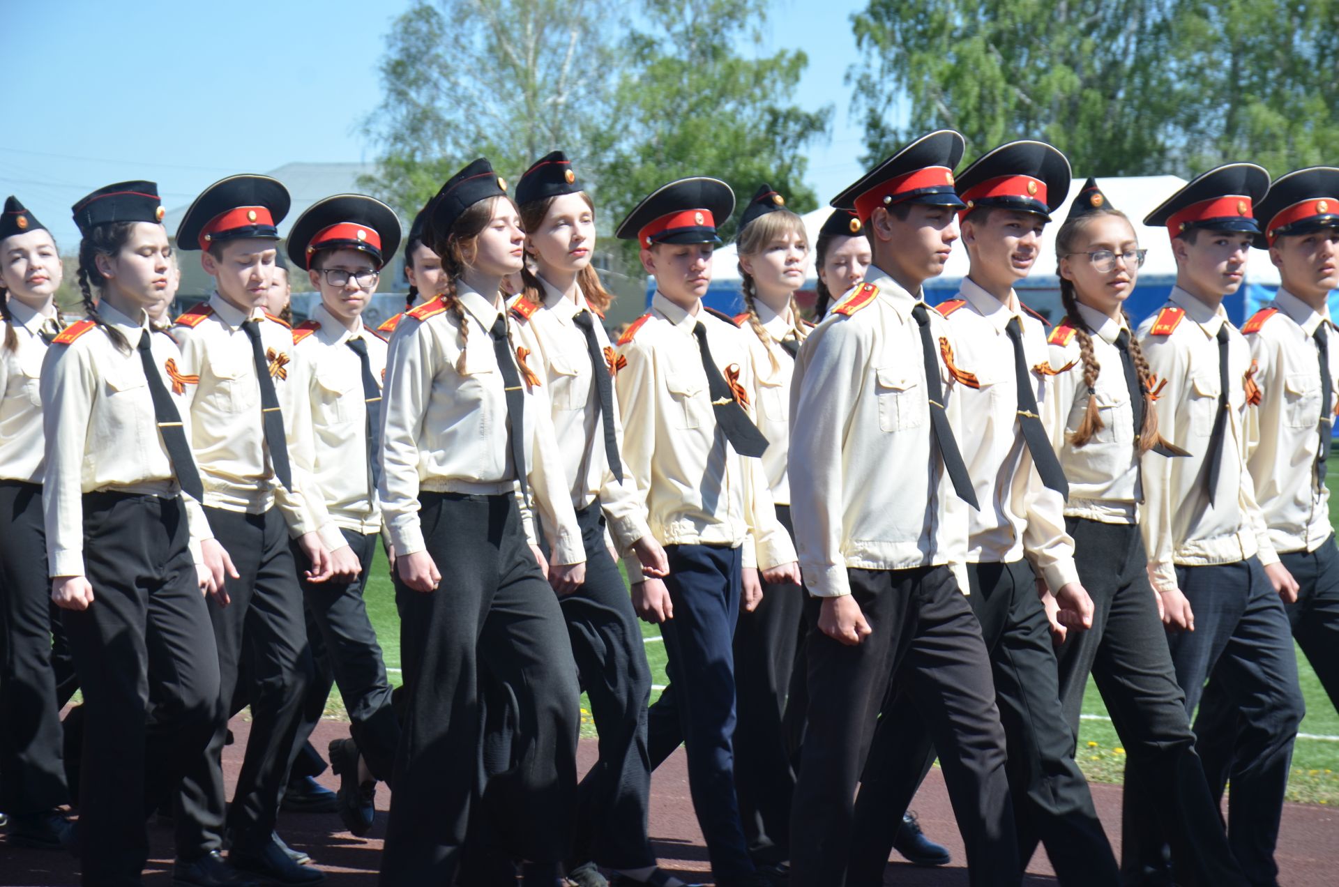 В День Победы агрызцы вышли на парад трудовых коллективов (ФОТОРЕПОРТАЖ)