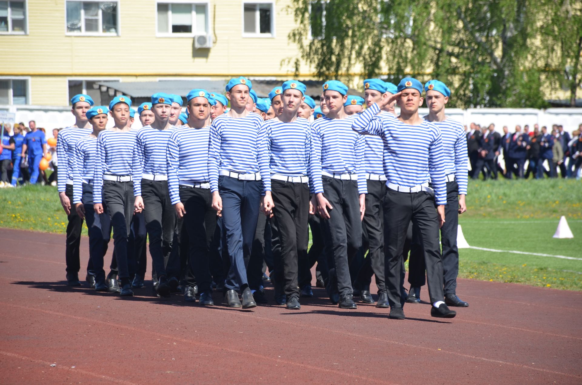 В День Победы агрызцы вышли на парад трудовых коллективов (ФОТОРЕПОРТАЖ)