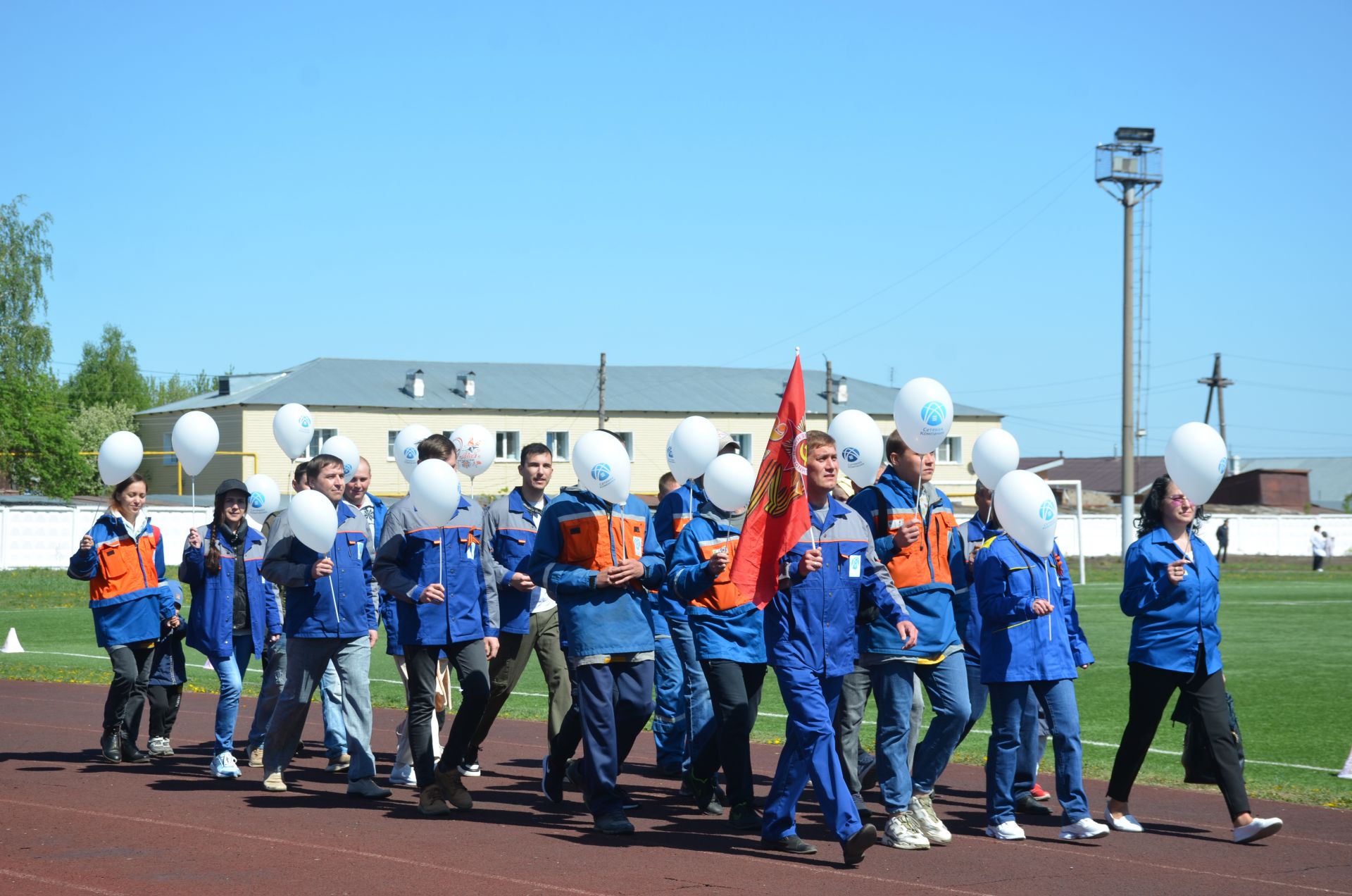 В День Победы агрызцы вышли на парад трудовых коллективов (ФОТОРЕПОРТАЖ)