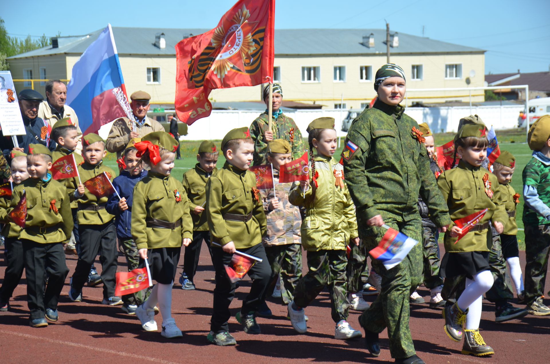 В День Победы агрызцы вышли на парад трудовых коллективов (ФОТОРЕПОРТАЖ)