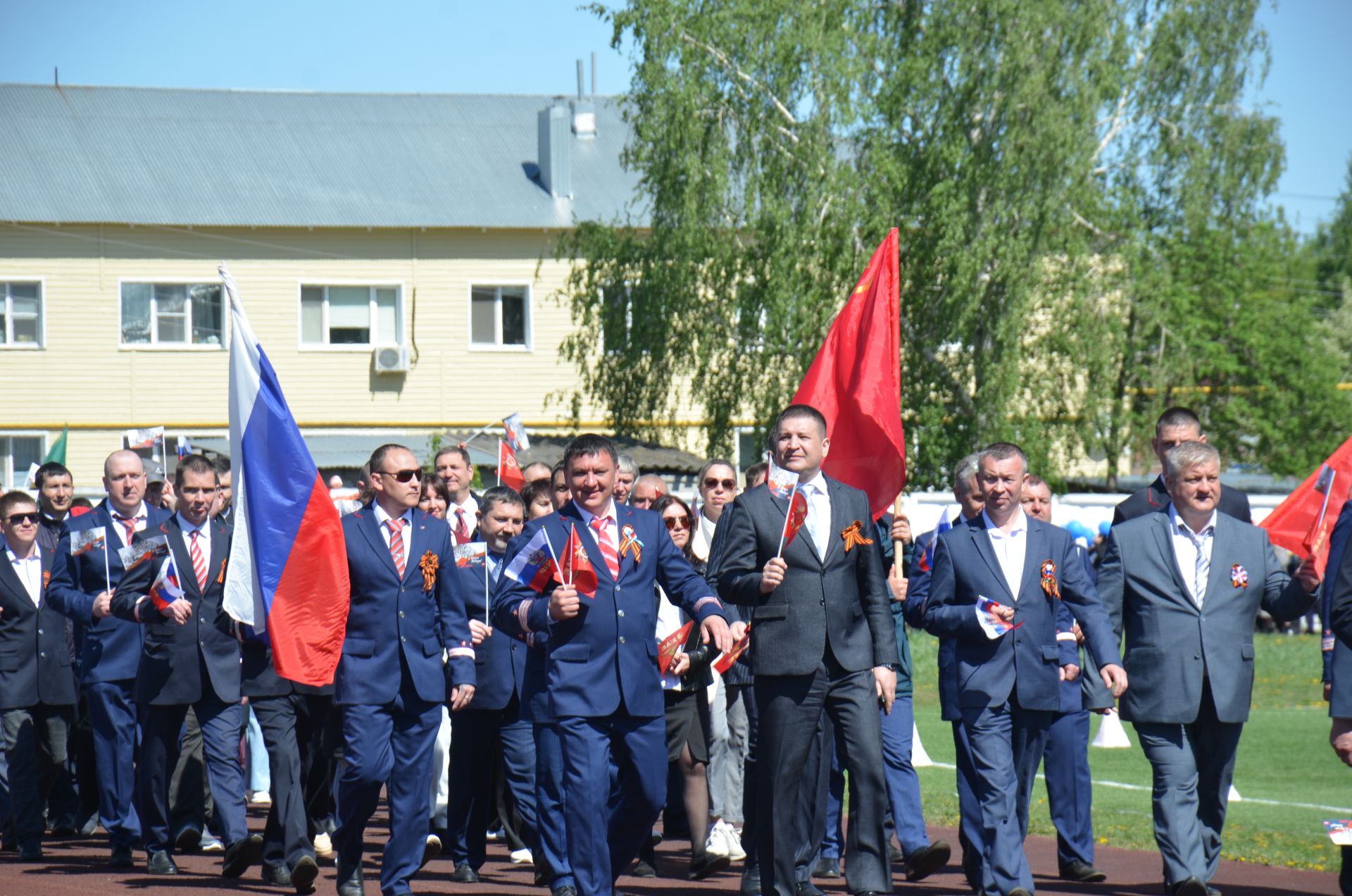 В День Победы агрызцы вышли на парад трудовых коллективов (ФОТОРЕПОРТАЖ)