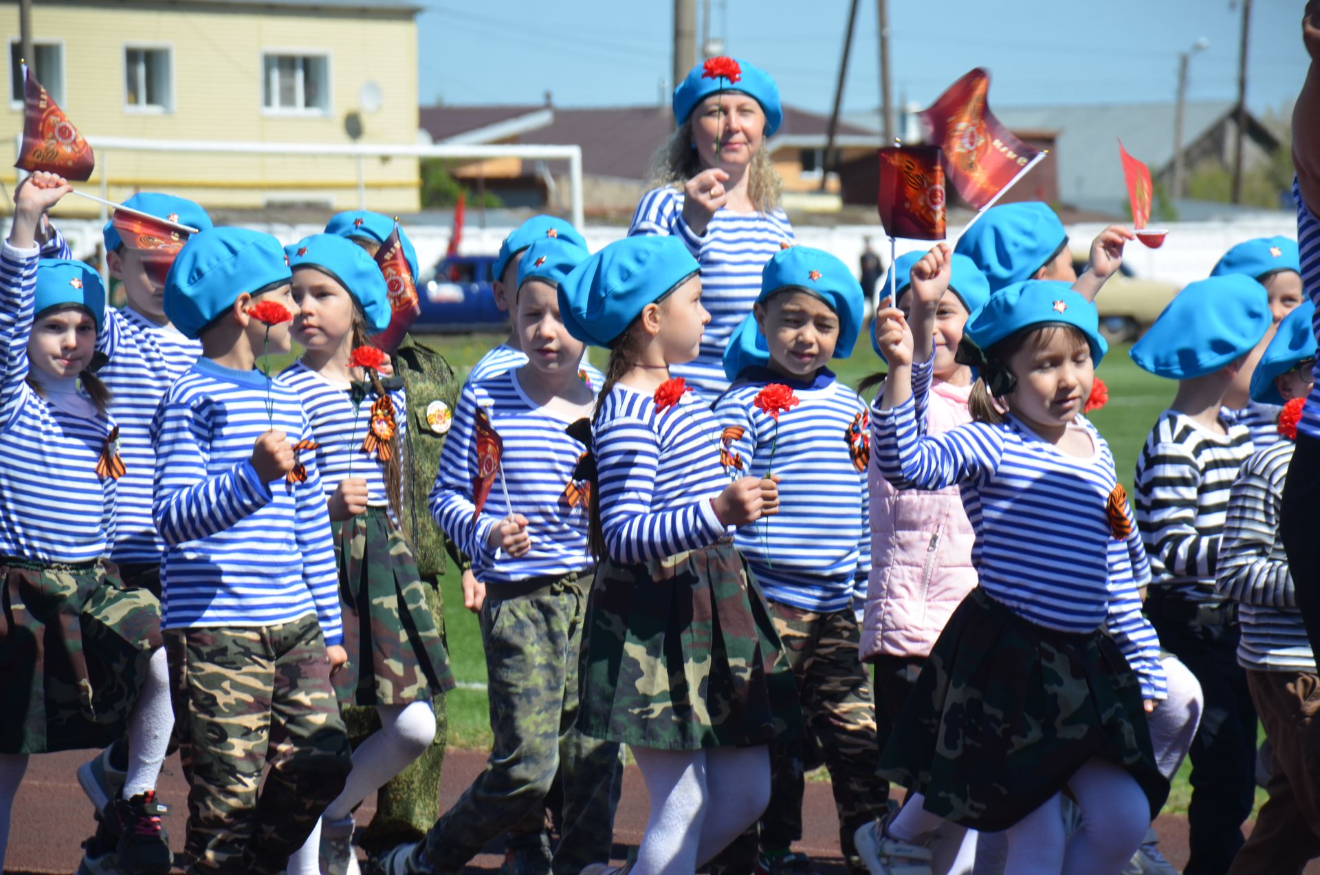 В День Победы агрызцы вышли на парад трудовых коллективов (ФОТОРЕПОРТАЖ)