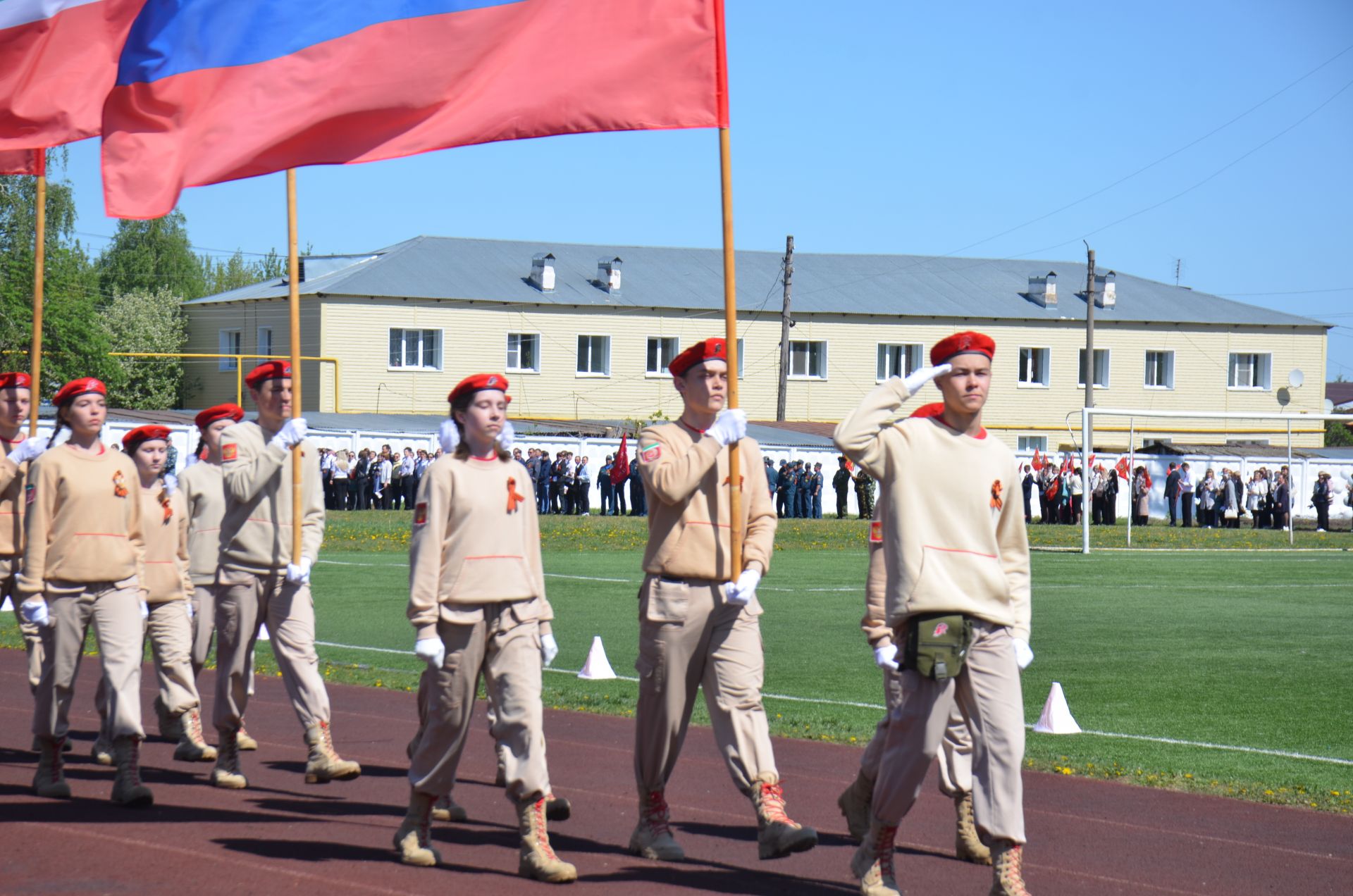 Юнармейцы несли Знамя Победы на празднике в Агрызе