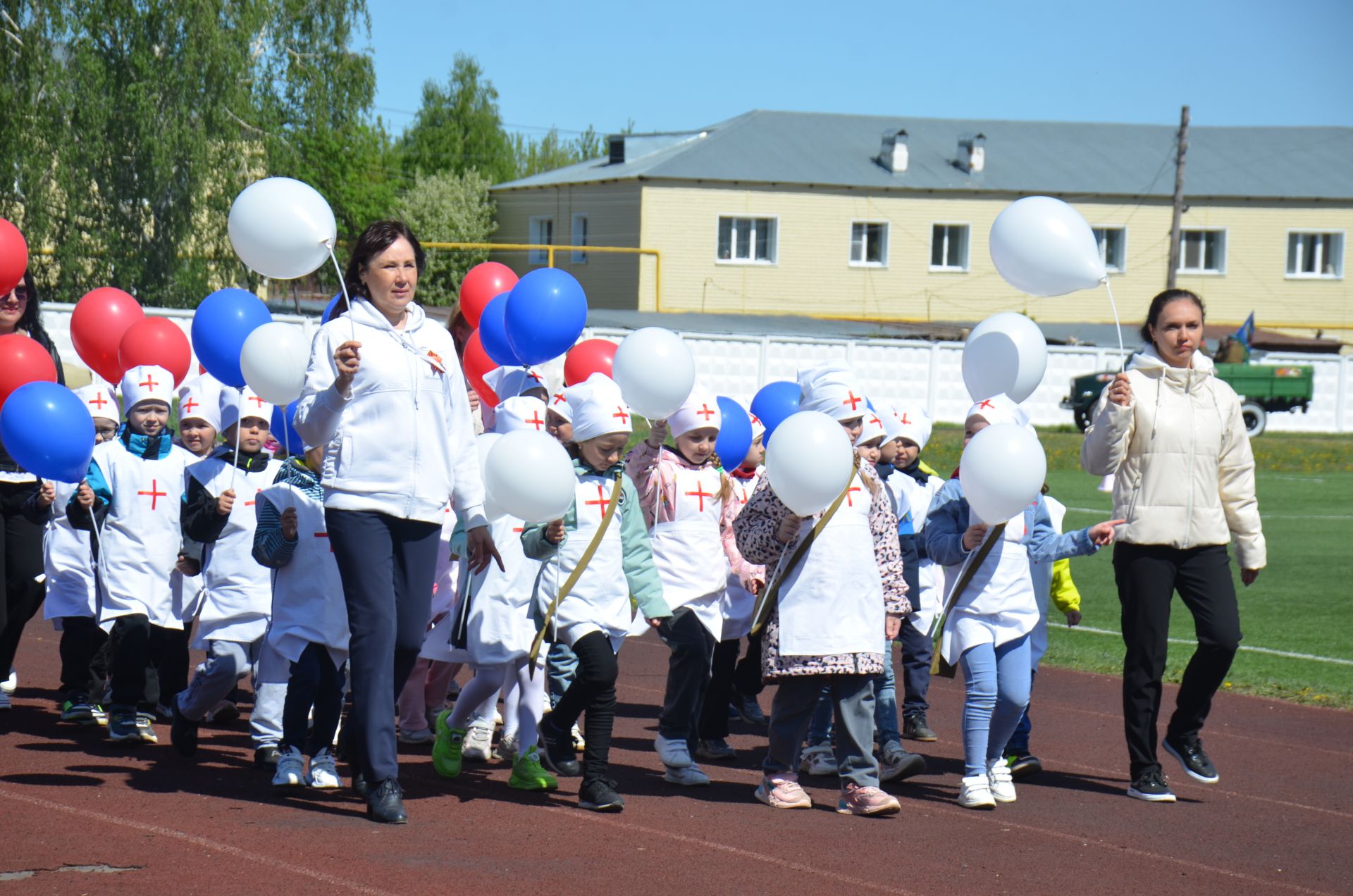 В День Победы агрызцы вышли на парад трудовых коллективов (ФОТОРЕПОРТАЖ)