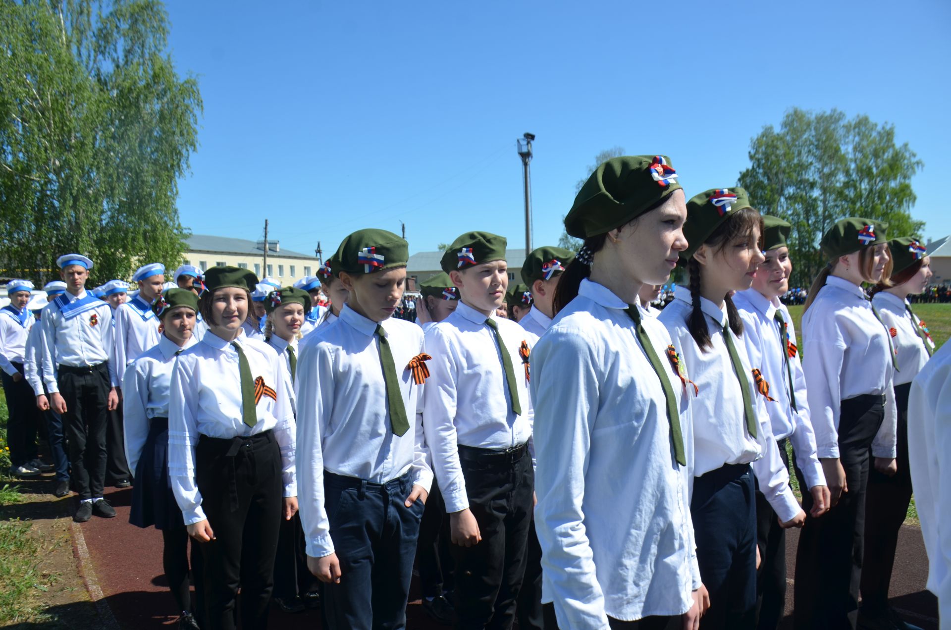 Юнармейцы несли Знамя Победы на празднике в Агрызе