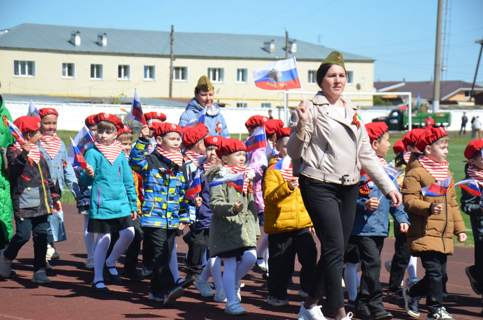 В День Победы агрызцы вышли на парад трудовых коллективов (ФОТОРЕПОРТАЖ)