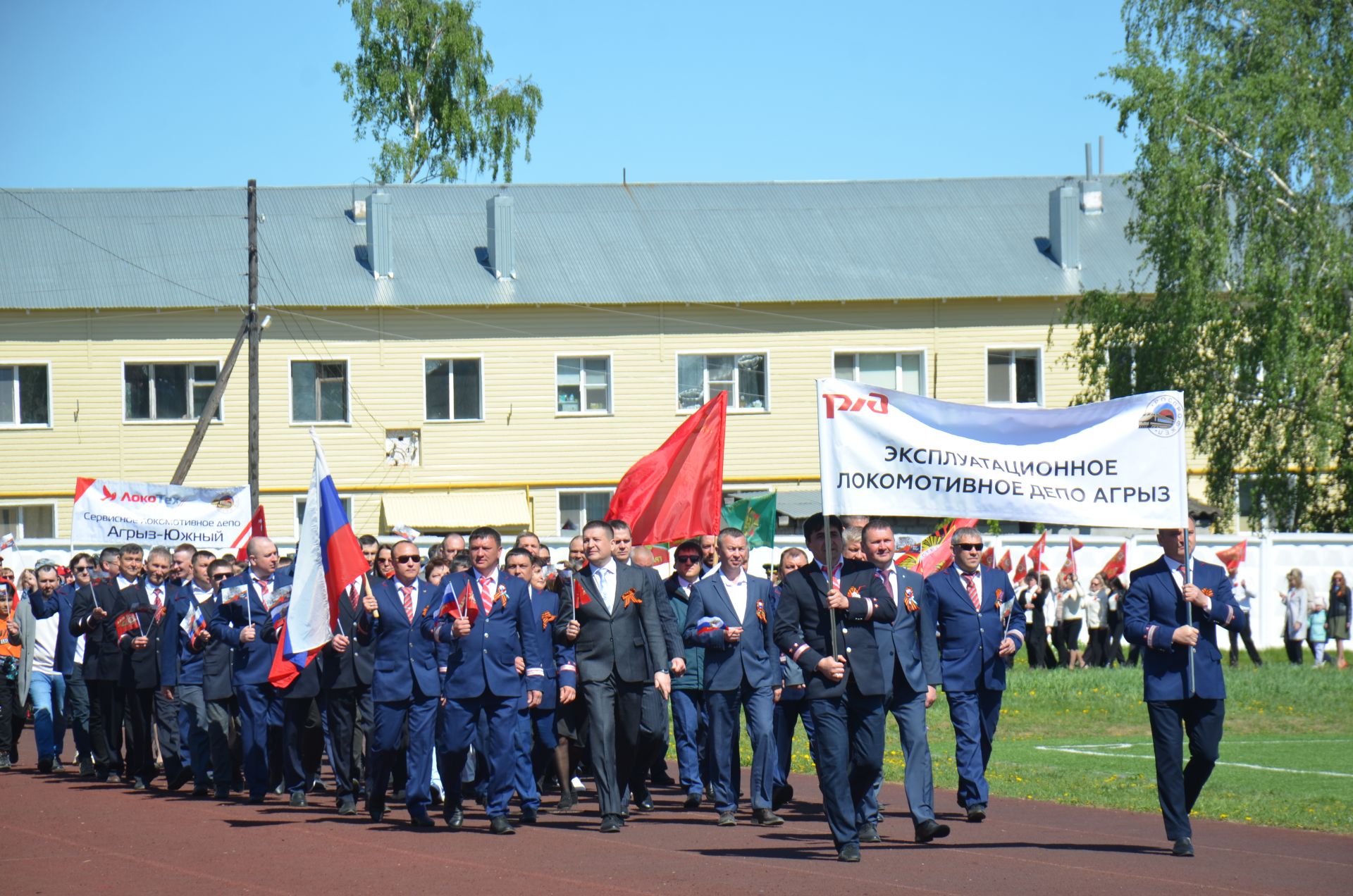 В День Победы агрызцы вышли на парад трудовых коллективов (ФОТОРЕПОРТАЖ)